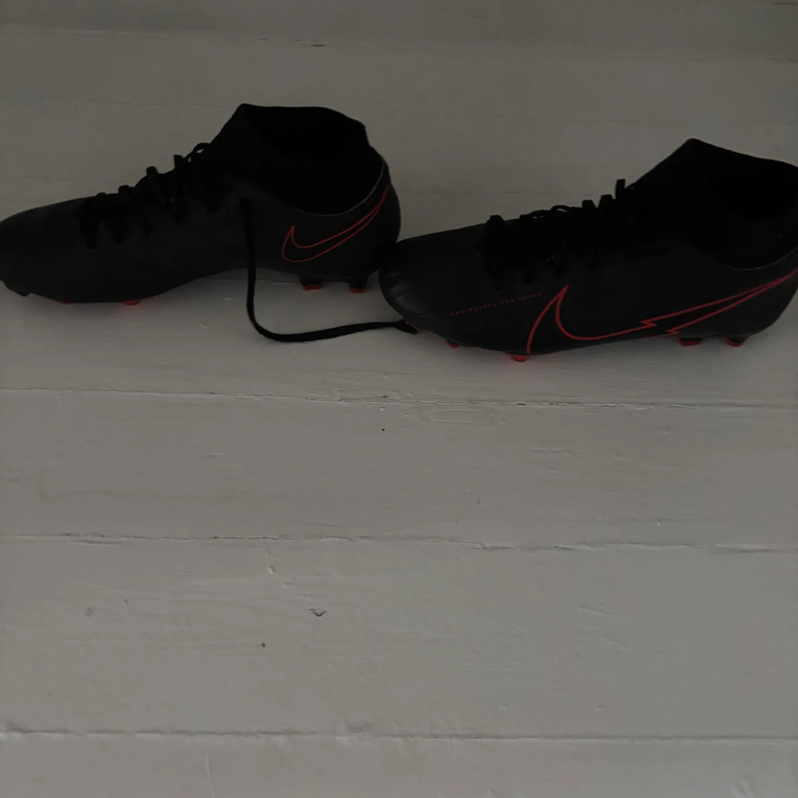 Svarta Nike fotbollsskor med röda detaljer - 1