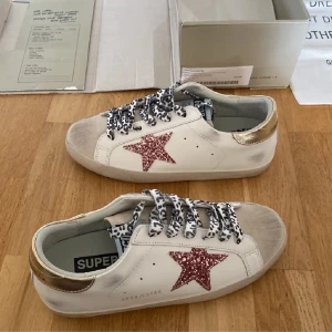 Golden goose skor - ✨ Snyggaste Golden Goose skorna du kan tänka dig! ✨Jag säljer nu mina älskade Golden Goose skor, och jag hoppas verkligen att någon annan kan få lika mycket glädje av dem som jag har haft. Jag har fått så många komplimanger när jag haft dem på mig de. Vill verkligen inte sälja de men jag måste! Priset går att diskutera vid snabb affär 💗💗