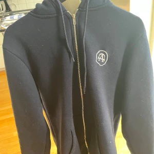 Zip hoodie  - Tja säljer en zip hoodie från märket Allcapone i stl M