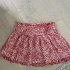 Röd mönstrad kortkjol med volang - Supersöt kortkjol i rött och vitt mönster❤️ kjolen är i storlek 158/164 men passar xs💗 skriv om ni har några frågor🥰