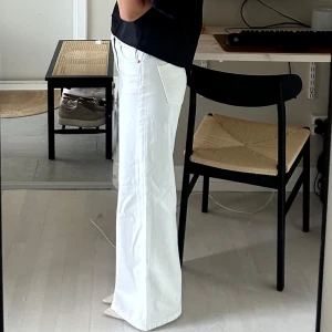 Vita bootcut jeans - Säljer ett par vita raka jeans med hög midja, stl 34🤍