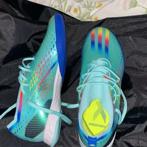 Adidas X Speedportal fotbollsskor  - Säljer ett par Adidas X Speedportal fotbollsskor till futsal. Storlek 39,5 aldrig använda