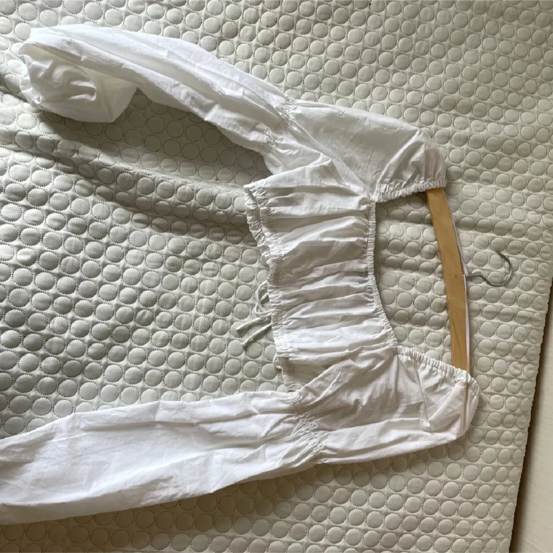 Vit långärmad croppad blus från NA-KD