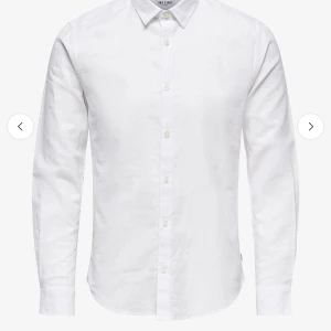 Vit linneskjorta från Only & Sons - Klassisk vit skjorta i linne från Only & Sons. Skjortan har lång ärm, knappar framtill och en stilren krage. Perfekt för en fräsch och stilren look. Passar dig som gillar enkel och tidlös stil. Den är helt ny och inte ens testad eftersom jag köpte fel färg.