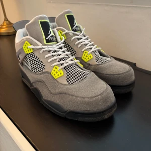 Nike Air Jordan 4 Retro Neon - Säljer ett par Nike Air Jordan då jag inte använder de. Låda medföljer men den är lite mörbultad då den stått i garderoben i nåt år. Storleken är 44, kan mötas eller fraktas
