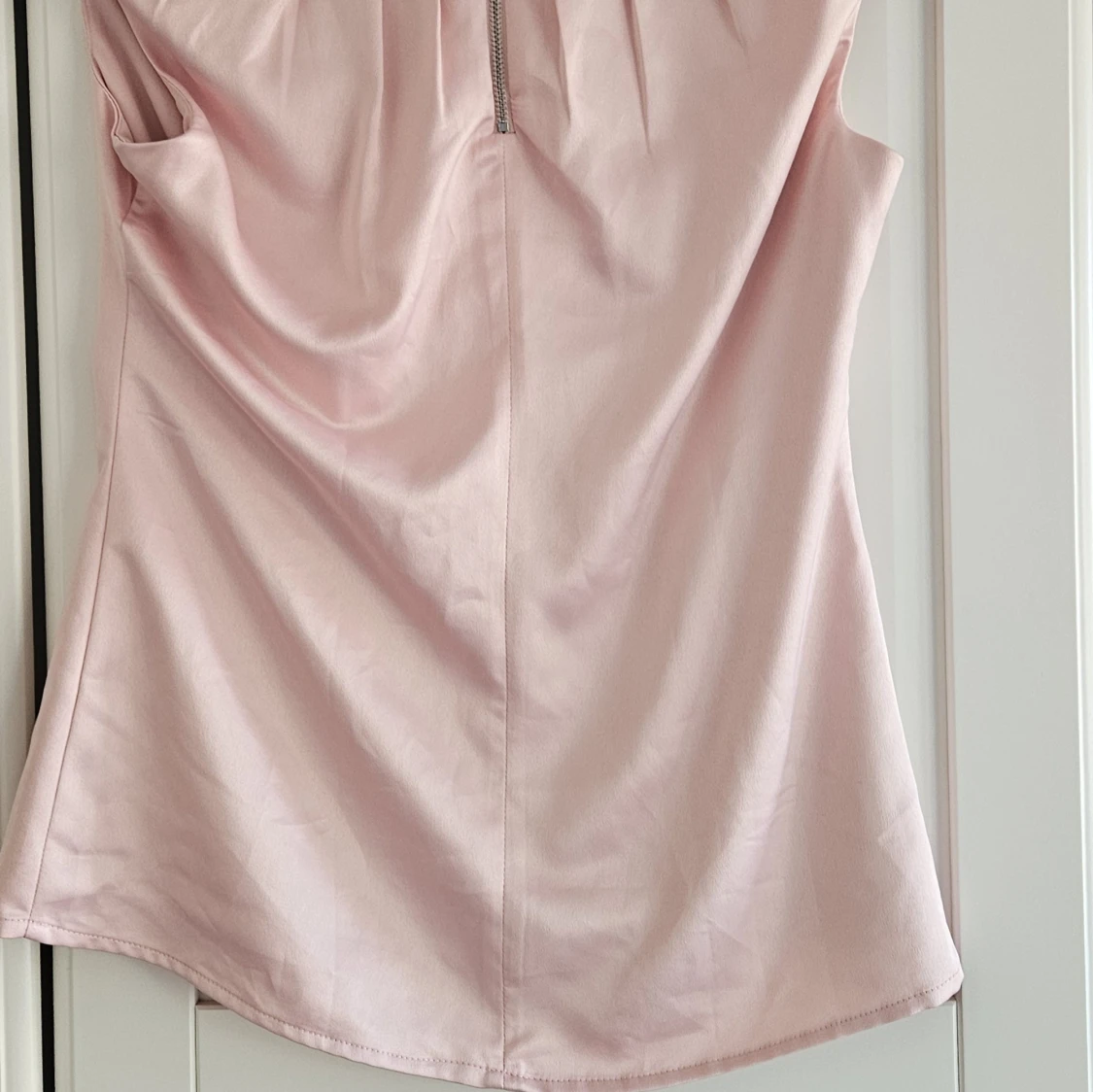 Ljusrosa satintopp med dragkedja - 1