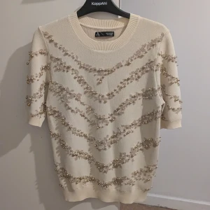 Beige stickad tröja med pärlor och spetsdetaljer - Oanvänd!
