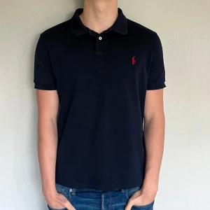 Ralph lauren piké - Fet Ralph lauren piké i storlek L slim fit så passar M, modellen är 184 cm lång och väger ca 78 kilo