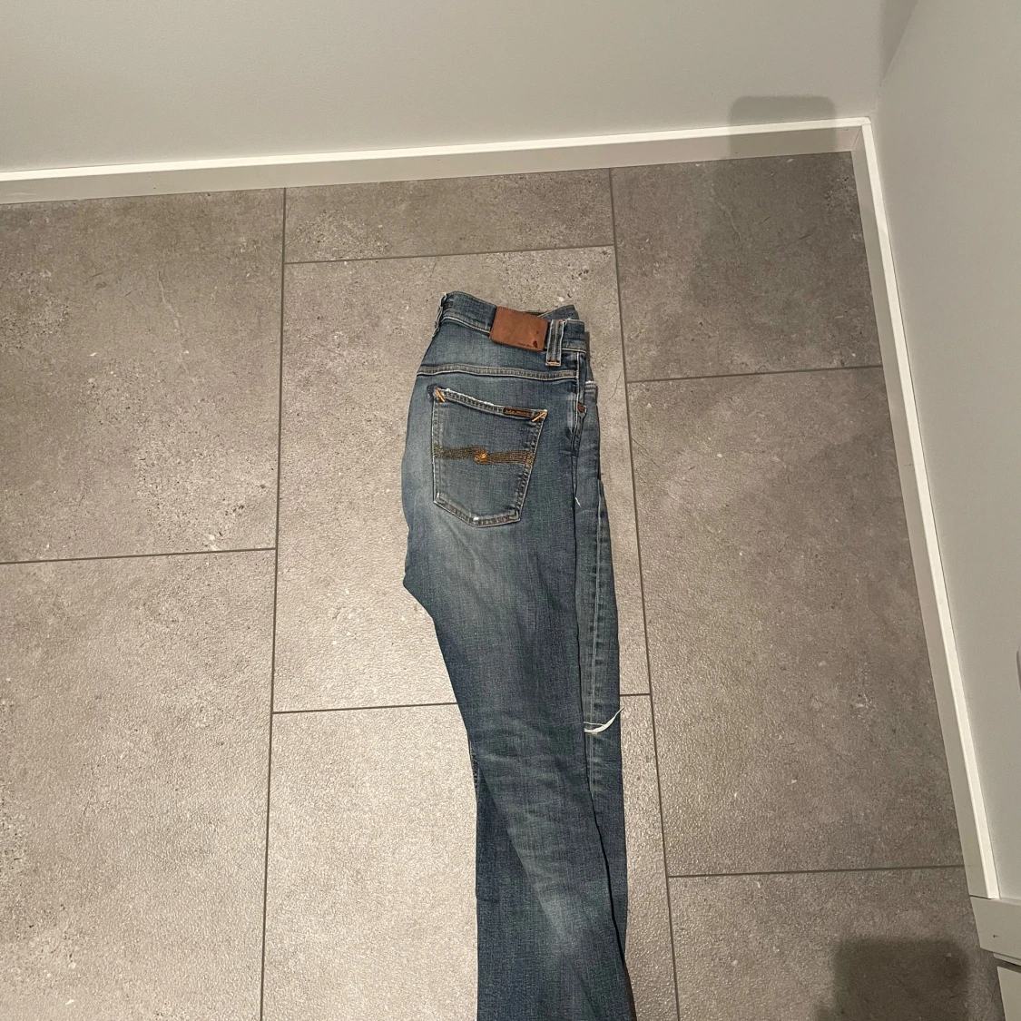 Blå slitna jeans från Nudie Jeans Co - 3
