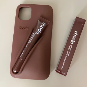 Rhode skal - Rhode Peptide Lipbalm och skal i färgen espresso🤎. Passar iPhone 11