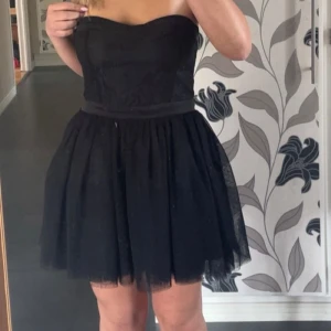 Svart klänning  - Säljer denna fina klänning från Twenty one i storlek M då jag inte har någon användning av den💕