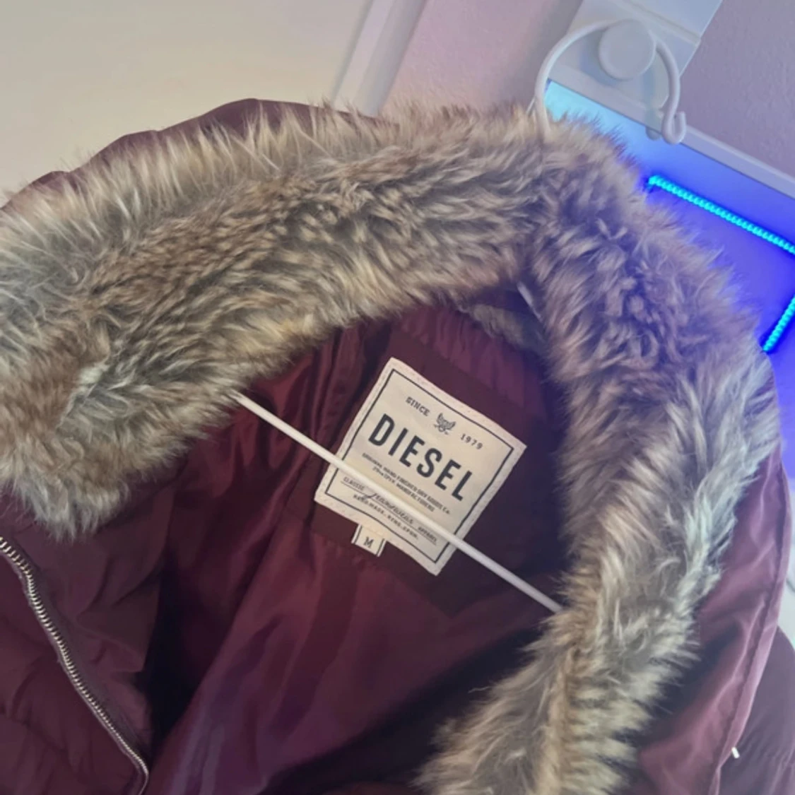 Vinröd pufferjacka med fuskpäls från Diesel - 1