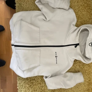 Sail Racing huddie - Vit hoodie från Sail Racing med dragkedja. 150cm.