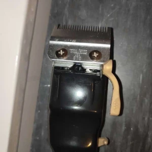 Magic Clip Cordless - Magic Clip Cordless från Wahl är en professionell hårtrimmer med snygg röd design. Perfekt för dig som vill fixa frisyren hemma eller på salong. Ergonomisk och sladdlös för smidig användning.