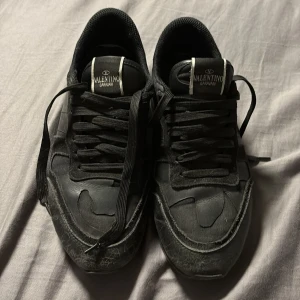 Svarta Valentino Garavani Rockrunner - Endast byte, ett par valentino rockrunners. Byte då jag inte använder dom så mycket, skicket är acceptabelt med utsläpade hälar. Hör av er😀