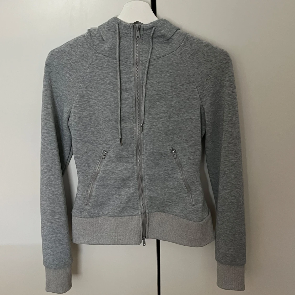 Grå hoodie med dragkedja och huva