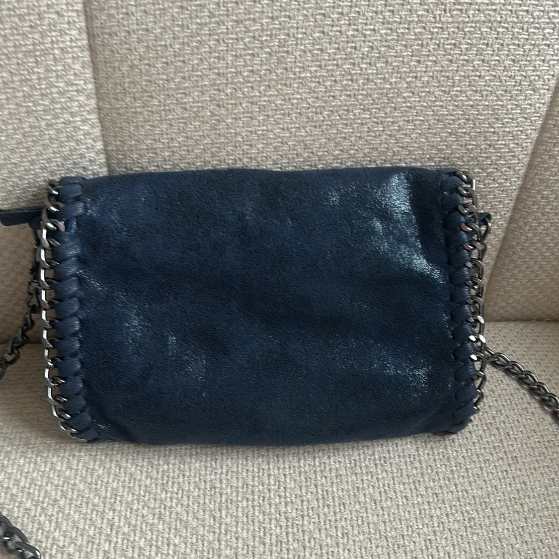 Mörkblå Tiamo axelväska med kedjedetaljer - 1