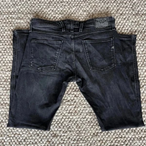 Replay anbass jeans - Säljer ett par replay anbass jeans: modell:- Anbass. Storlek: W34, L34. Skick:- 9/10. Inga skador eller likande. Behövs strykas❗️ Mått:- Längd: 106cm. Midja: 45cm. Vid frågor är det endast att höra av sig! 📩