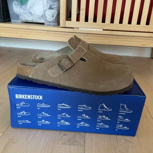 Birkenstock Boston mocka sandaler beige - Birkenstock Boston sandaler i beige mocka med justerbart spänne i metall. Använda en del men har lyckats hålla dom i ett väldigt fint skick. Storlek 43 men passar även 44.