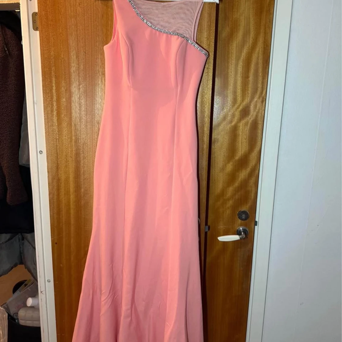 Lång rosa balklänning med strassdetaljer