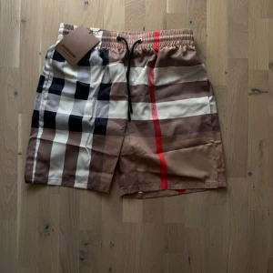 Nya shorts från burberry - Helt nya, oanvända perfekt nu inför sommaren. Snabb frakt, om du har fler frågor så är det bara och skriva till mig jag svarar direkt. Storlek: M
