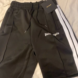 Palm angels shorts - Säljer helt ny palm angels shorts. Passar inte mig så bra. Helt oanvänd
