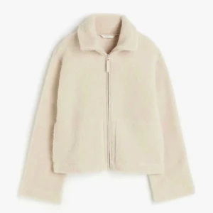 H&M teddyjacka beige - Säljer min fina teddyjacka från h&m i storlek S 🙏🏼 köptes i februari och sparsamt använd samt med tvättad en gång så är i toppen skick! Säljer pga jag vill köpa en ny i brun! Kom gärna med prisförslag eller frågor 💕🥹🥹🥹
