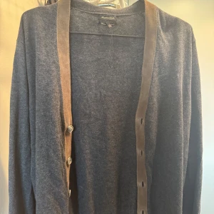 Mörkgrå kofta från Massimo Dutti  - Säljer en mörkgrå kofta från Massimo Dutti med snygga bruna mockadetaljer. Storleken är M och skicket är väldigt bra