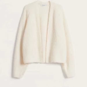 Vit kofta från Kappahl - Supermjuk och fluffig vit kofta från Kappahl, perfekt nu till vintern. Helt oanvänd med lapp kvar. 