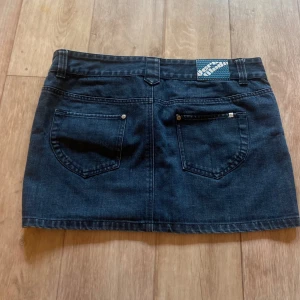 Söt minikjol  - Hittar inga defekter Gammal modell, hittar den inte någonstans   Midja ca 45cm Passar M/L/XL