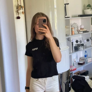 Svart t-shirt med tryck från Divided - Svart nasa t-shirt från Divided med vitt tryck på bröstet och ryggen. Klassisk rund hals och korta ärmar. 