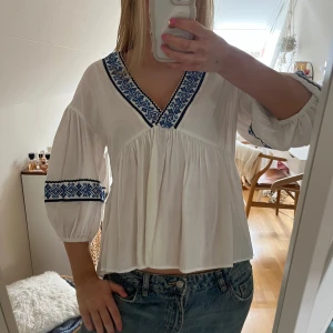 Sommrig blus!  - Super söt blus från Zara! Använd fåtal gånger! 