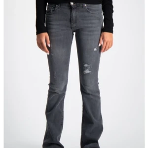 Lågmidjade jeans  - Lågmidjade jeans med slitningar från kidsbrandstore, storlek 158/164 men passar mig som är xs och 163cm