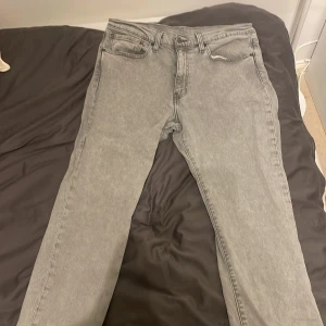 Grå jeans från Levi's - Snygga grå jeans från Levi’s byxorna har inga skador eller defekter alls. Byxorna är använda några gånger så nästan som nya. Byxorna är en aning mindre i storleken 