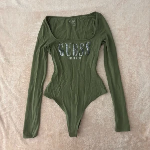 Grön urringad body från Guess - Storlek XS. Köpt i USA år 2010 🌸