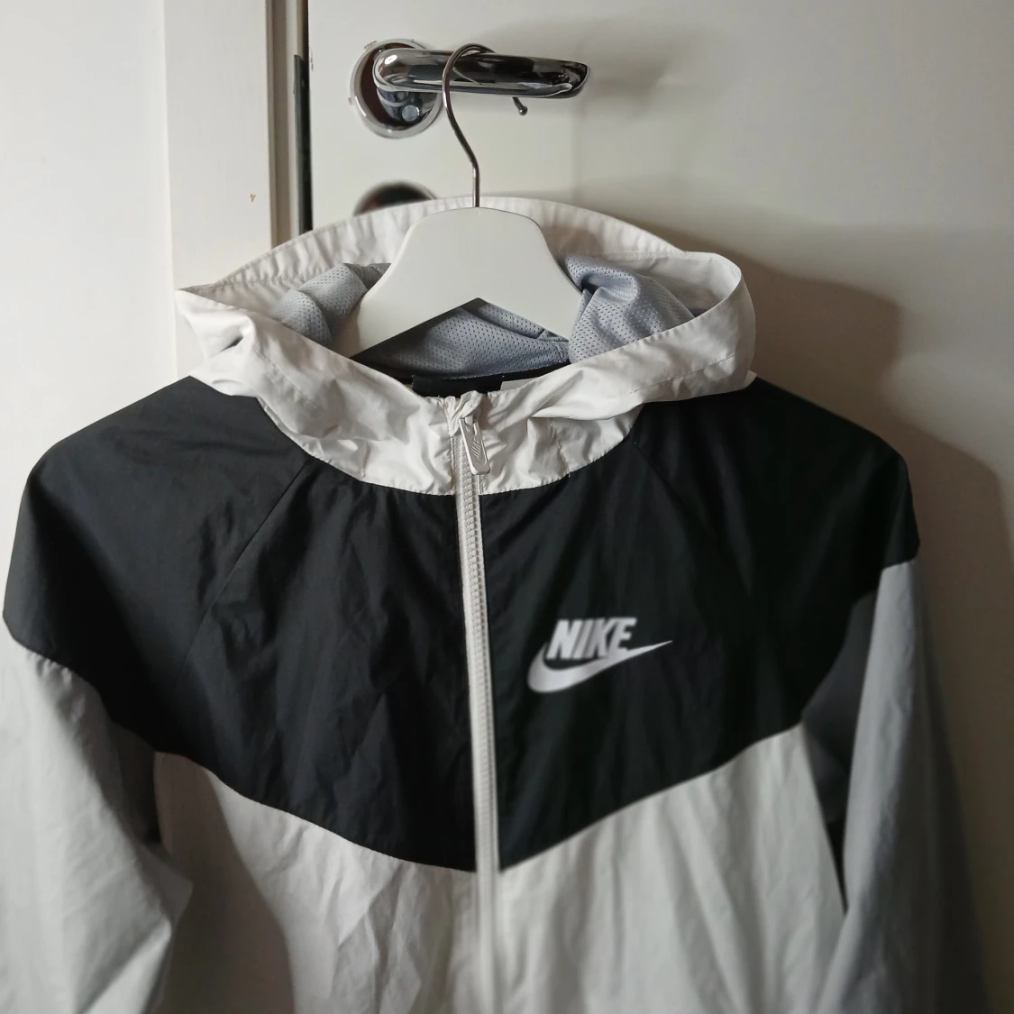Vit och svart vindjacka från Nike - 4