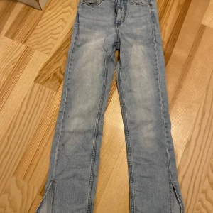 LAB Industries blåa jeans, storlek 146 - Jeans med utsvängda ben och slitsar nedtill.  Finns en skada se bild 3. 