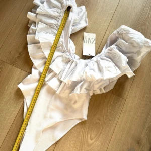 Volangbody Zara - Superfin vit body från Zara med volang! 🥰