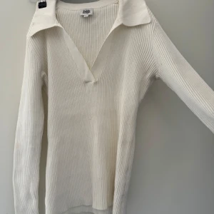 V-ringad tröja - Säljer den här jättefina v-ringade toppen🍒⭐️ xoxo