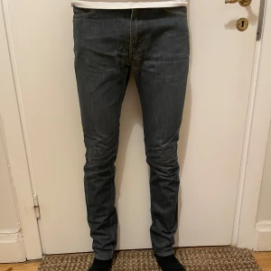 Acne Jeans - Tja, säljer ett par feta Acne Ace Legend Jeans. Jeansen är i storlek W30 L32 och är i en fin färg. De är i mycket bra skick och har inga tydliga tecken på användning. Nu säljer jag dessa för endast 299 kr, samt fri frakt. Hör av er vid frågor och bud.