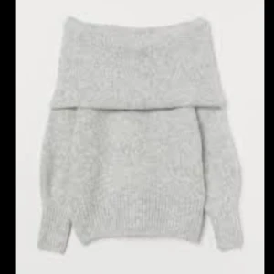 Grå stickad off shoulder tröja  - Jättefin trendig grå stickad off shoulder tröja från HM. Helt slutsåld i alla storlekar💕 