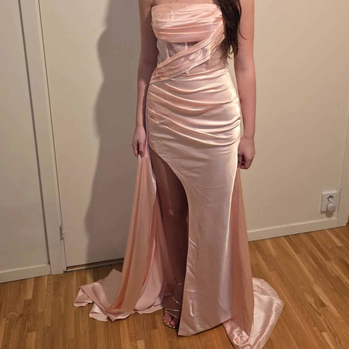 Ljusrosa axelbandslös långklänning - 2