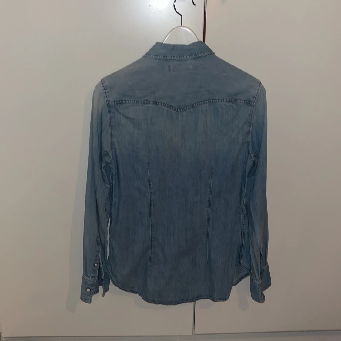 Blå jeansskjorta med knappar - 1