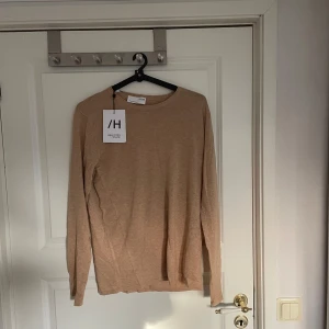 Beige tröja från Selected Homme - Säljer en stilren beige tröja från Selected Homme. Tröjan har en klassisk design med långa ärmar och rund halsringning. Perfekt för en avslappnad och snygg look.