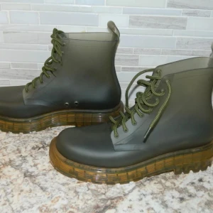 Gröna boots med genomskinlig sula Melissa -  Melissa boots                                                    Snygga gröna boots med snörning och en unik genomskinlig sula. Perfekta för en cool och edgy stil. De har en robust design som passar bra för höst och sommar.                        Aldrig använt.