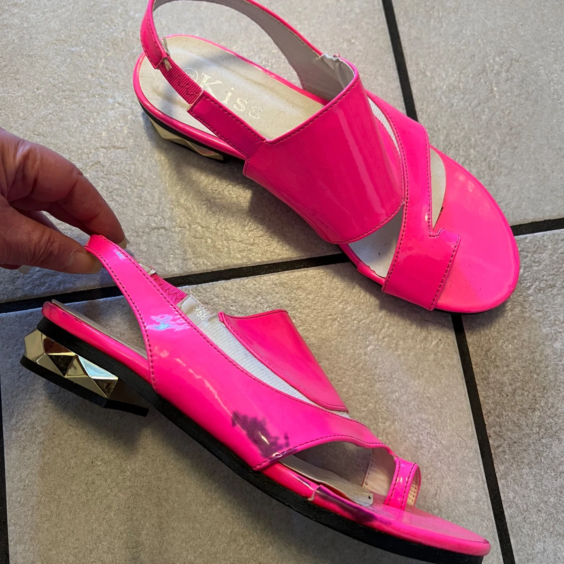 Rosa sandaler med gulddetaljer från QKiss - 1