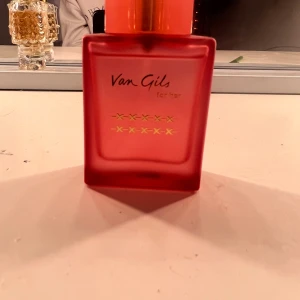 Van Gils for her parfym - Säljer en elegant parfym från Van Gils med en stilren rosa lock och flaska. Knappt använd och i bra skick. Pris kan diskutera.