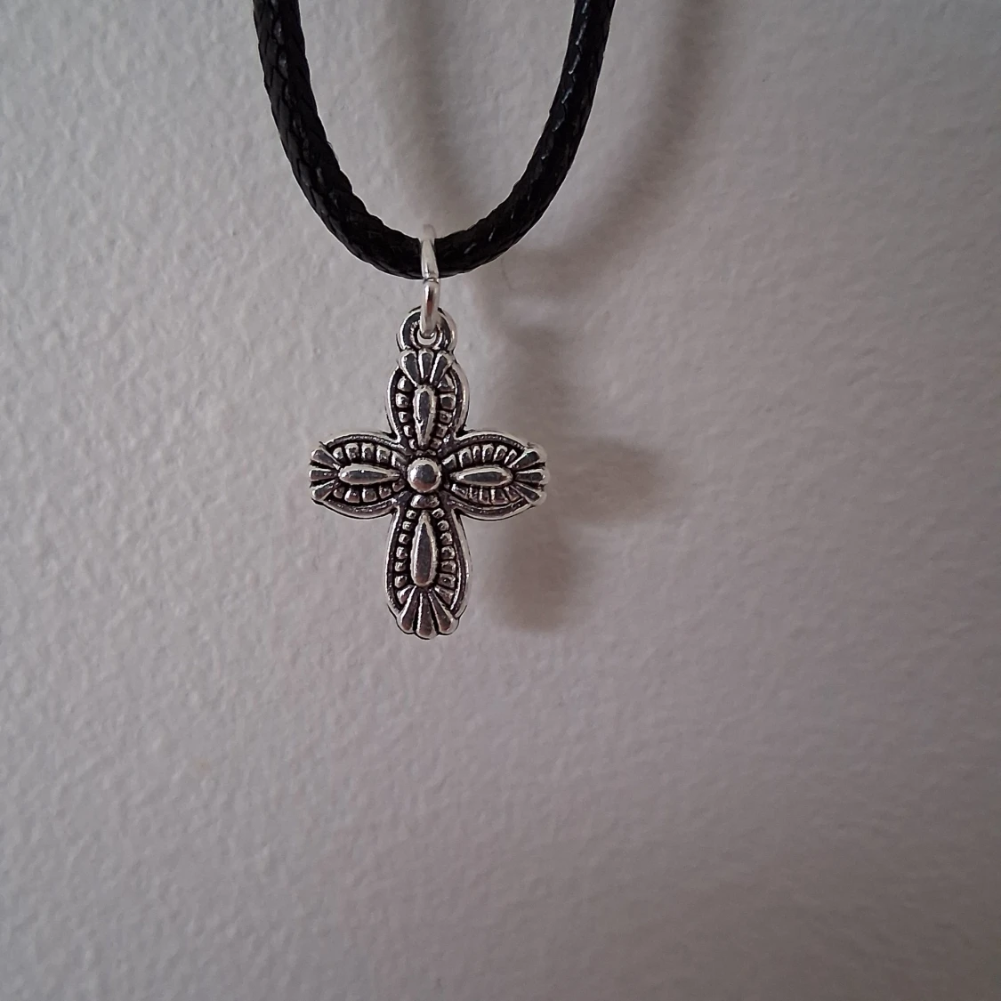 Silverfärgat korshalsband - 1