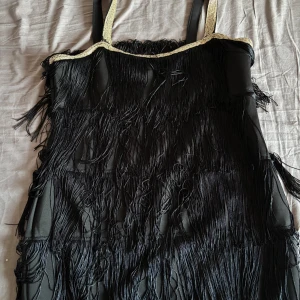 Klänningar med fransar - Endast använd 1 gång, passar perfekt till ett gatsby tema!💗skriv gärna innan du köper då den ligger ute på både plick och vinted💗