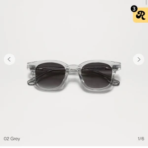 Chimi  - Snygga solglasögon med transparent grå båge och mörka linser. Perfekta för en stilren look. De har en klassisk form som passar de flesta ansikten. Har dessutom aldrig använt dom!